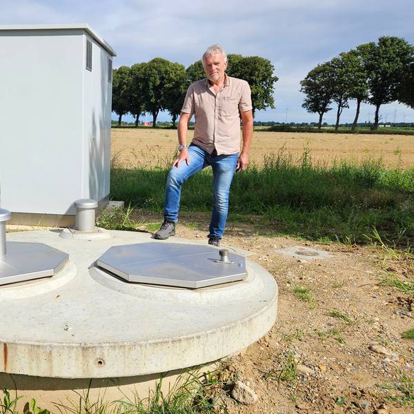 Josef Hamm vom Beregnungsverband Pütz zeigt einen der sechs Brunnen, die die Landwirte bei Bedburg-Kirchtroisdorf haben bohren lassen.