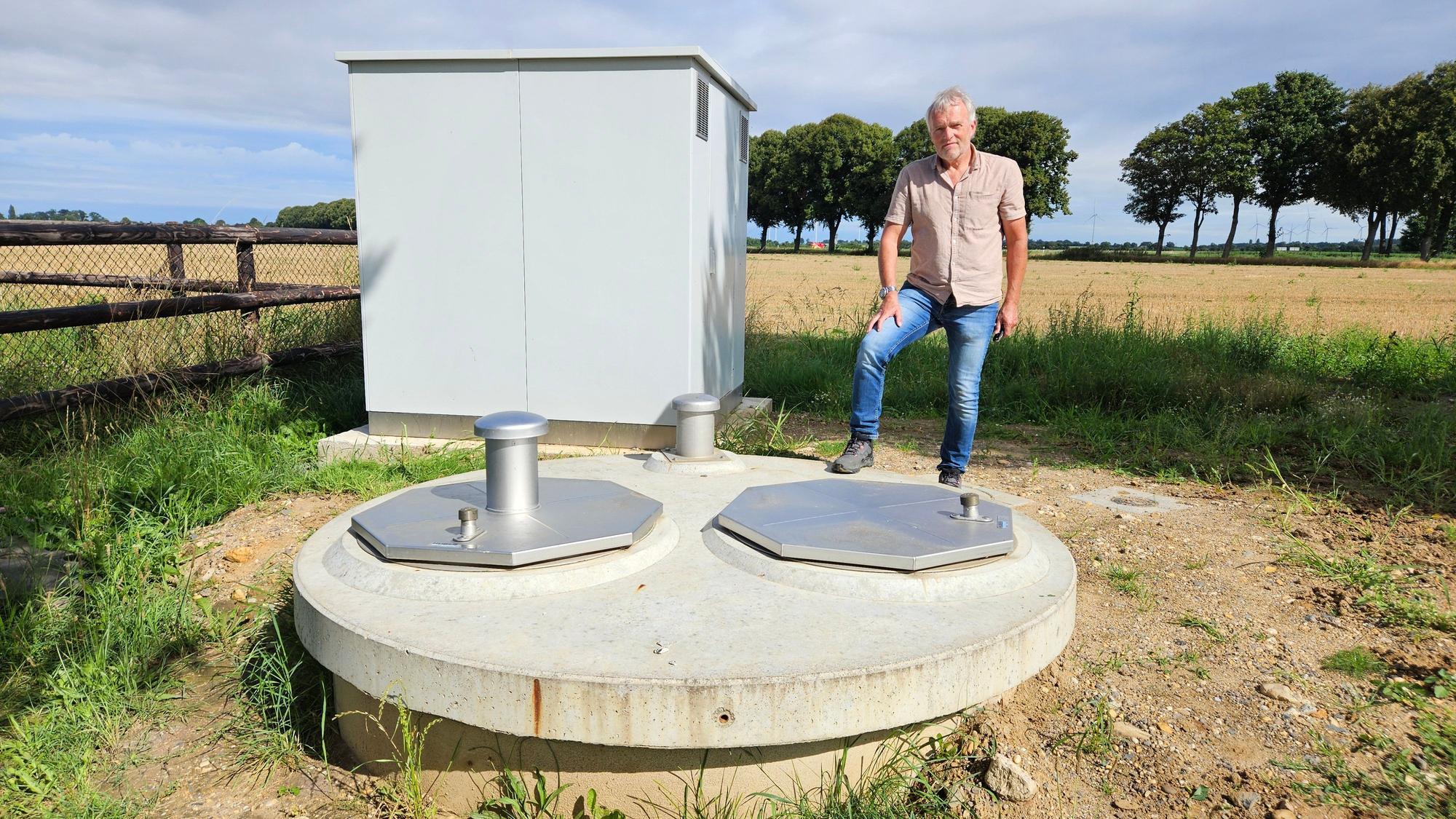 Josef Hamm vom Beregnungsverband Pütz zeigt einen der sechs Brunnen, die die Landwirte bei Bedburg-Kirchtroisdorf haben bohren lassen.