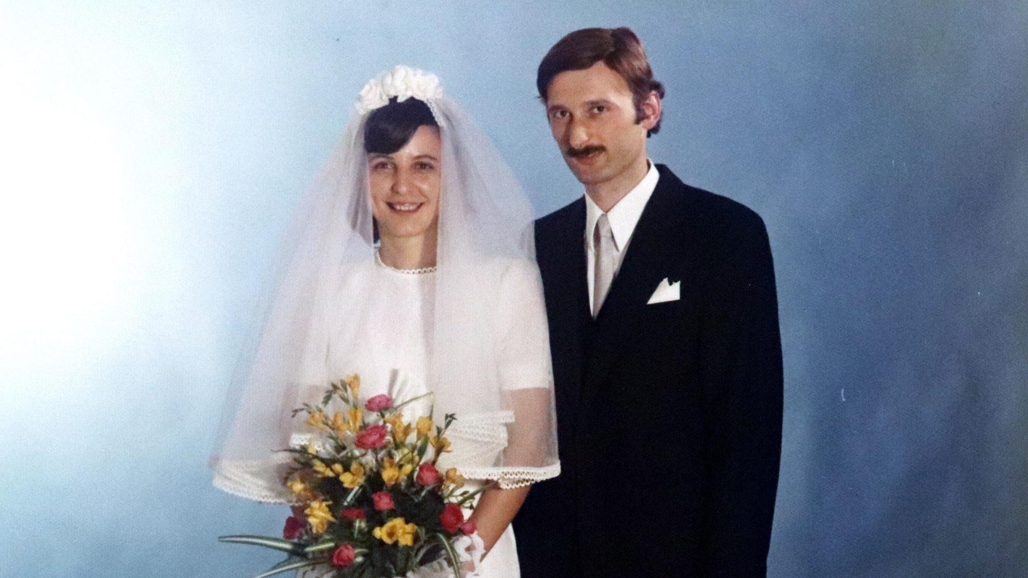 Zu sehen ist ein Ehepaar an seinem Hochzeitstag.