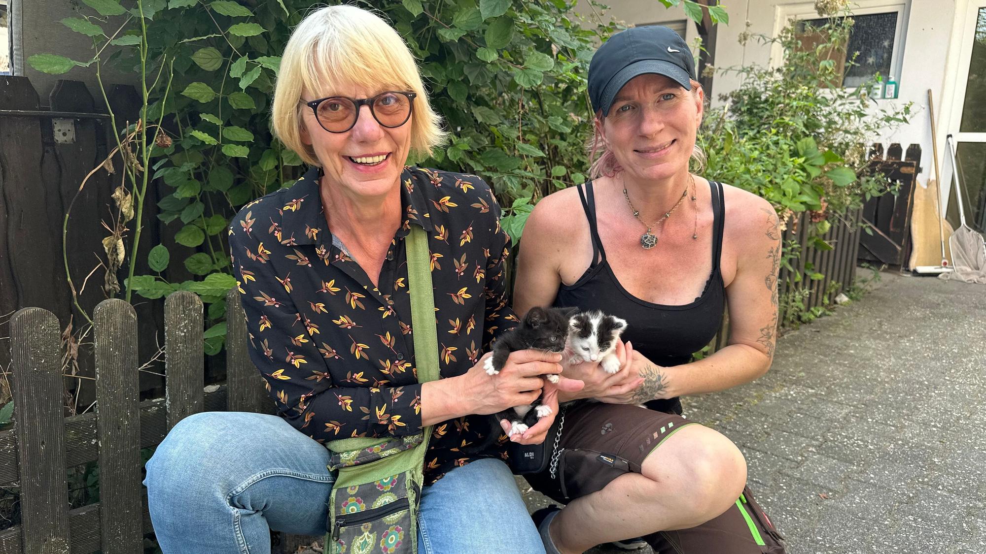 Helga Berben (links) und Silvia Honnef mit den beiden jungen Katzen Barnie (links) und Biggi.