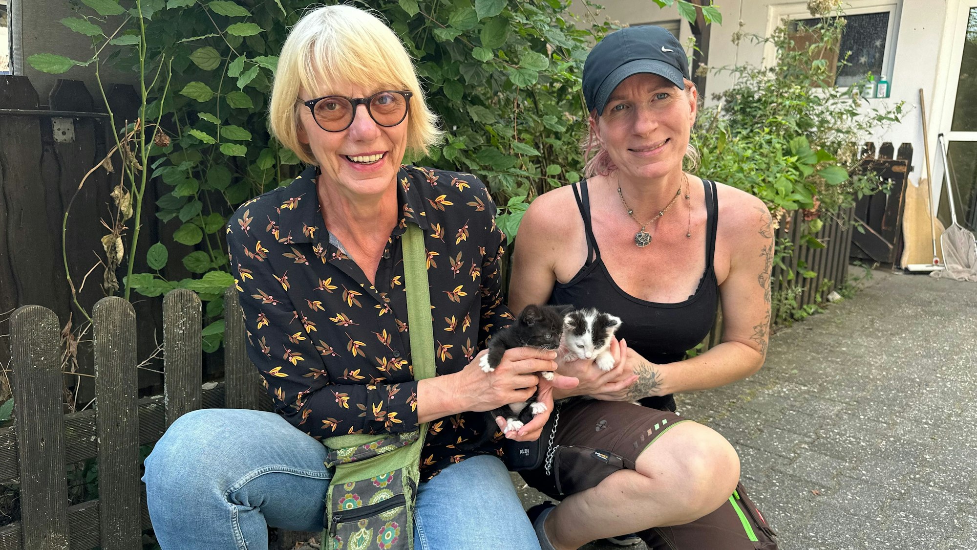 Helga Berben (links) und Silvia Honnef mit den beiden jungen Katzen Barnie (links) und Biggi.