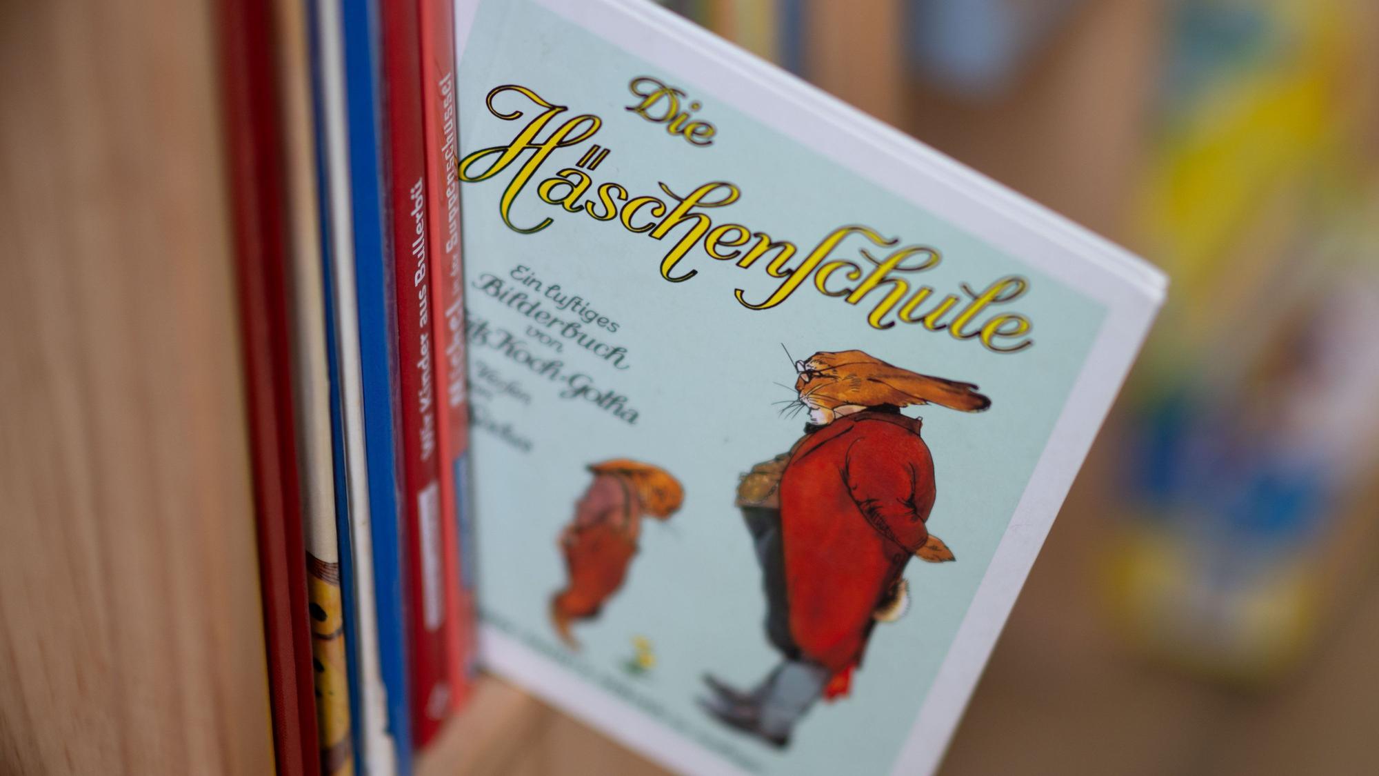 Eine neuere Ausgabe der „Häschenschule“ steckt in einem Regal mit Kinderbüchern. Der Klassiker von Albert Sixtus (1892–1960) wird in diesem Jahr 100 Jahre alt.