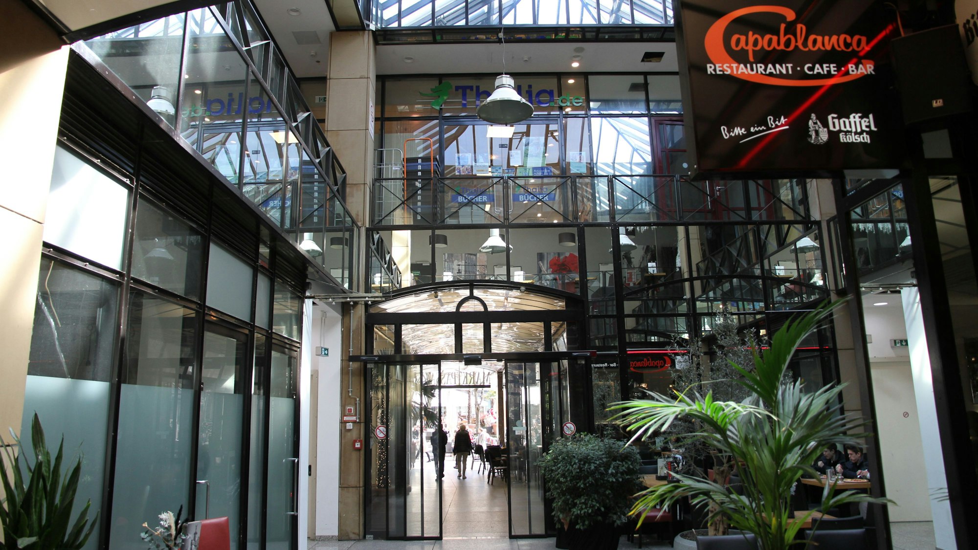 Blick in eine Galerie mit einem Restaurant