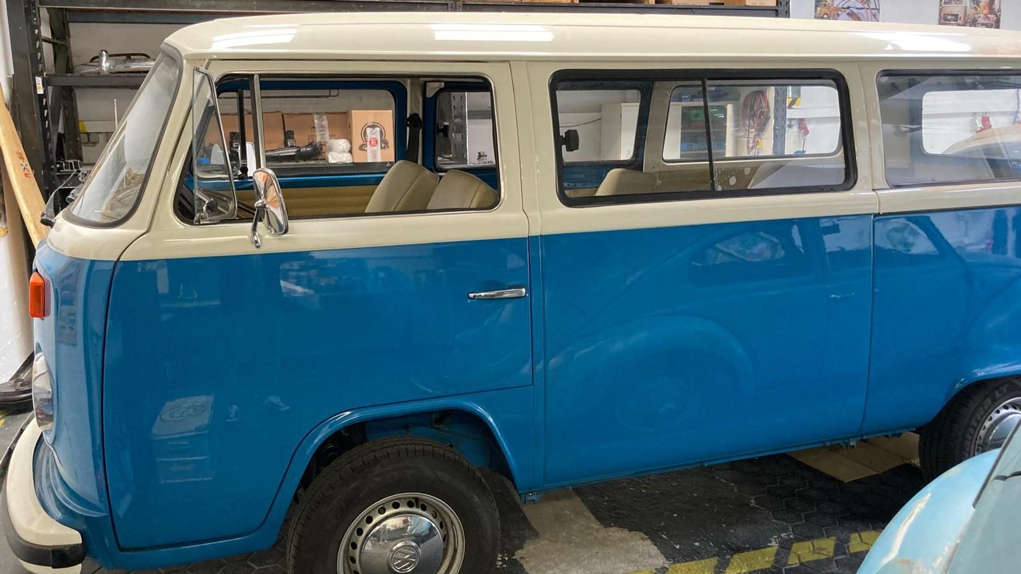 Ein VW-Bus steht in einer Werkstatt.