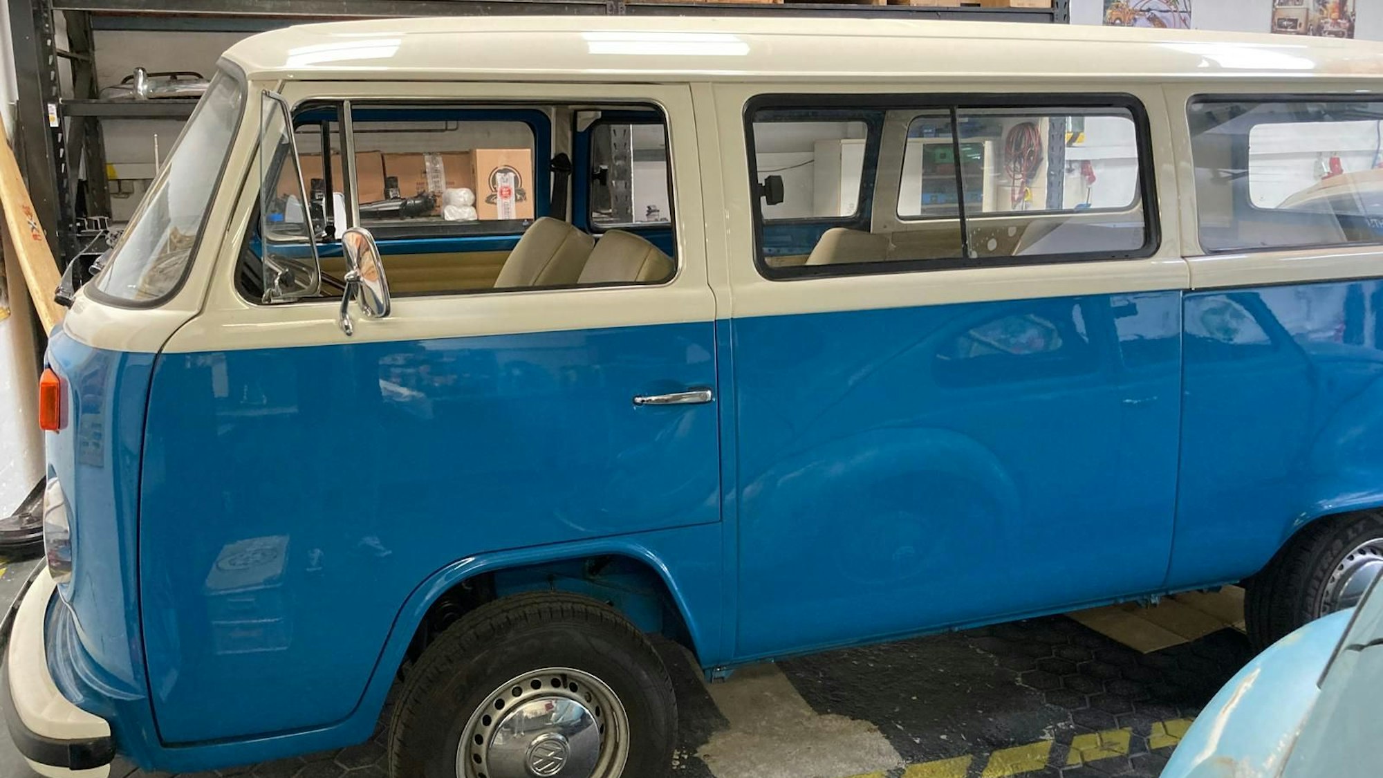 Ein VW-Bus steht in einer Werkstatt.