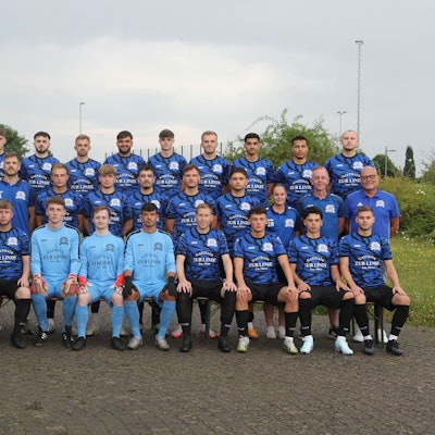 Daniel Constantino-Torradinhas (oben, von links), Omar Saleh, Noah Meyer, Lion Horväth, Selim Taskin, Elis Zulfic, Niklas Meyer, Timo Stobbe, Tim Rothe, Parsa Kivani, Turki Parda, Erik Hausen, Trainer André Pieperiet (Mitte, von links), Co-Trainer Benedict Habroune, Torwart-Trainer Dino Brostko, Athletiktrainer Daniel Leif, Ben Grande, Jakub Juchacz, Göktan Maru, Marco Abels, Gerrit Vos, Betreuerin Katharina Schneider, Sportlicher Leiter Andreas Heuchtkötter, Abteilungsleiter Michael Hoffmann, Lars Krahe (unten, von links), Omed Saeed, Leon Pagels, Stefan Bach, Christian Flohr, Arne David, Frederik Zitzelsberger, Tilo Bruns, Anas Berhausen, Gabriel Morais Hardt und Marc Wiewiora vom FC Hertha Rheidt.