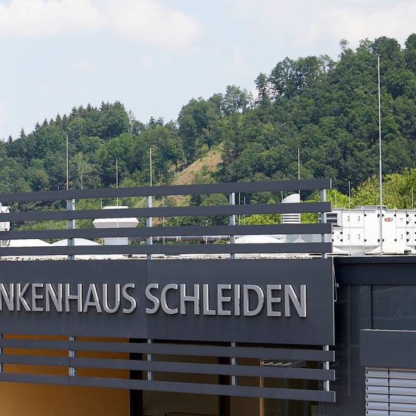 Der Schriftzug „Krankenhaus Schleiden“ ist über dem Eingang der Klinik zu sehen.