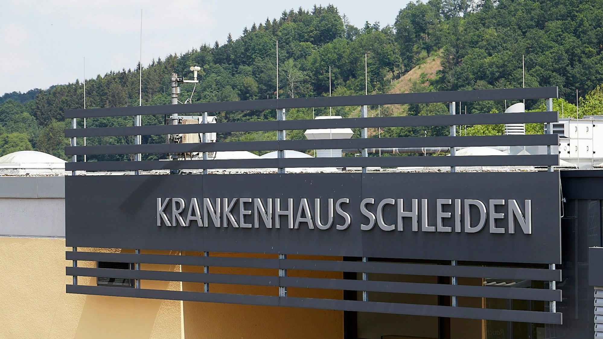Der Schriftzug „Krankenhaus Schleiden“ ist über dem Eingang der Klinik zu sehen.