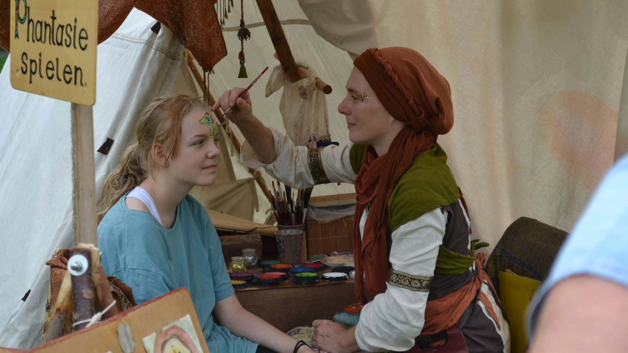 Auf dem Mittelaltermarkt konnte man sich schminken lassen.