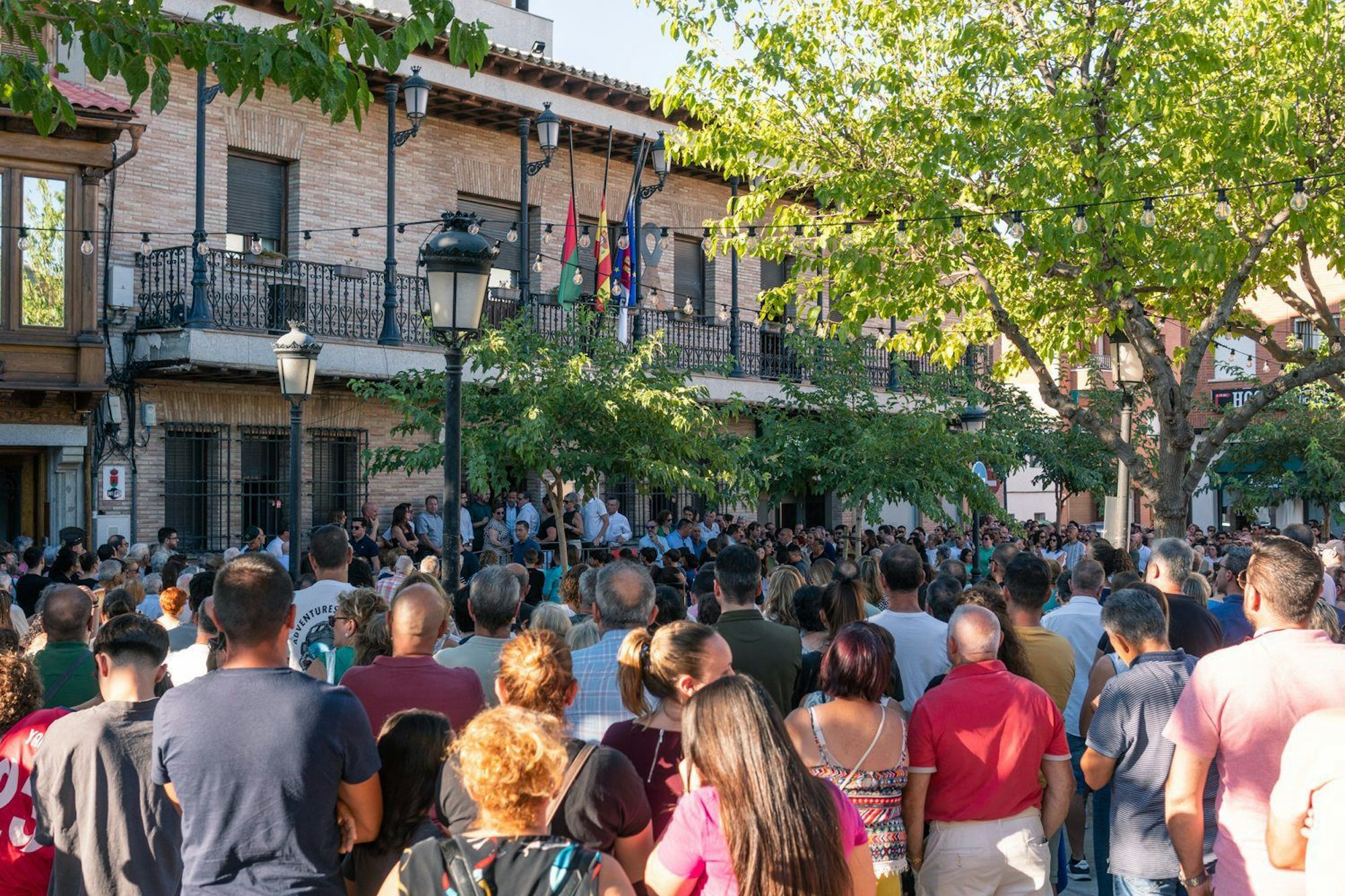18.08.2024, Spanien, Mocejón: Zahlreiche Menschen nehmen vor dem Rathaus an einer Schweigeminute nach der Ermordung eines Elfjährigen teil.