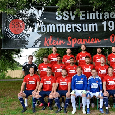 Beim Mannschaftsfoto des SSV Lommersum posieren die Männer vor einem Banner des Vereins.