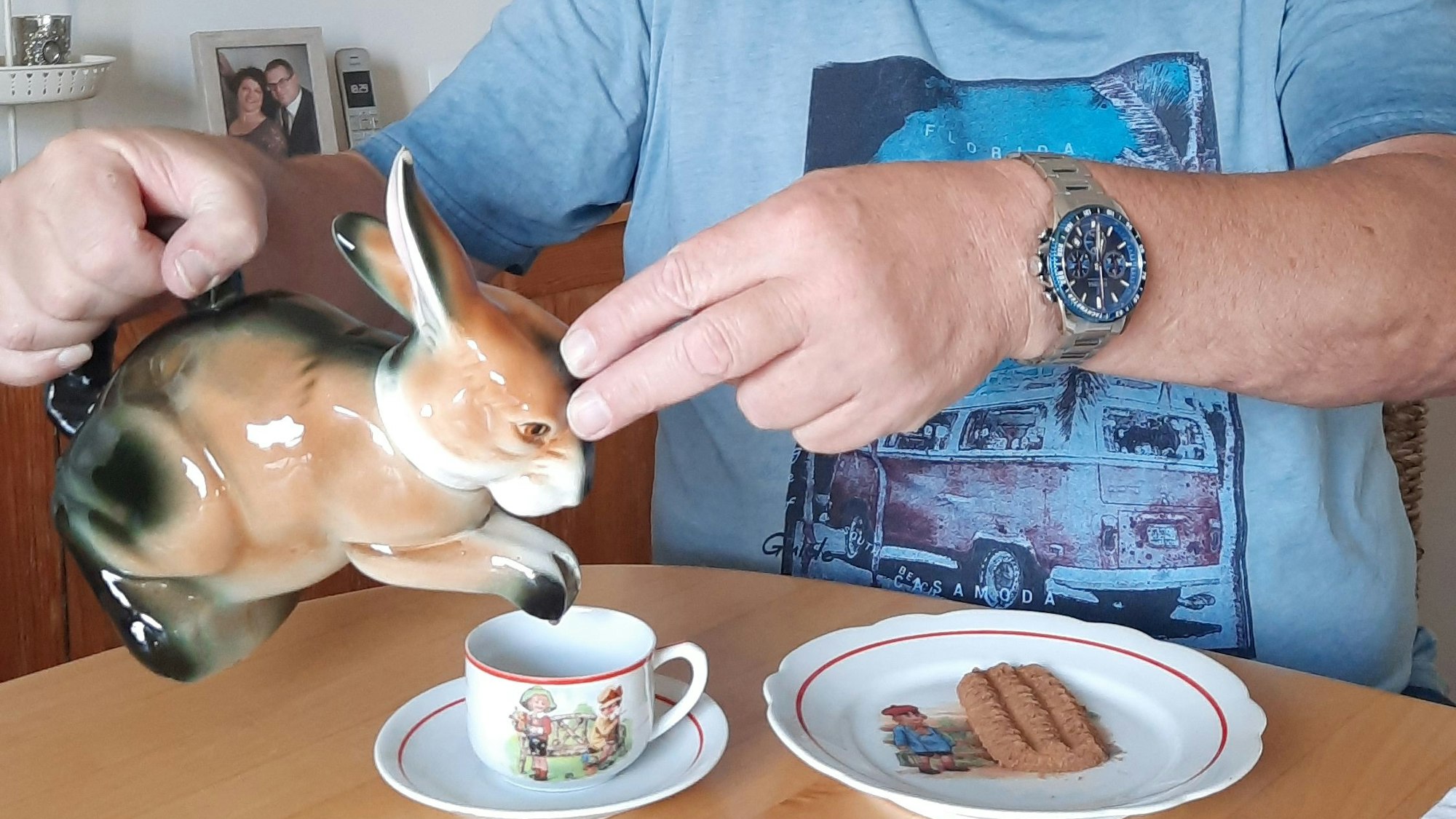 Das Foto zeigt eine Kanne in Hasenform.