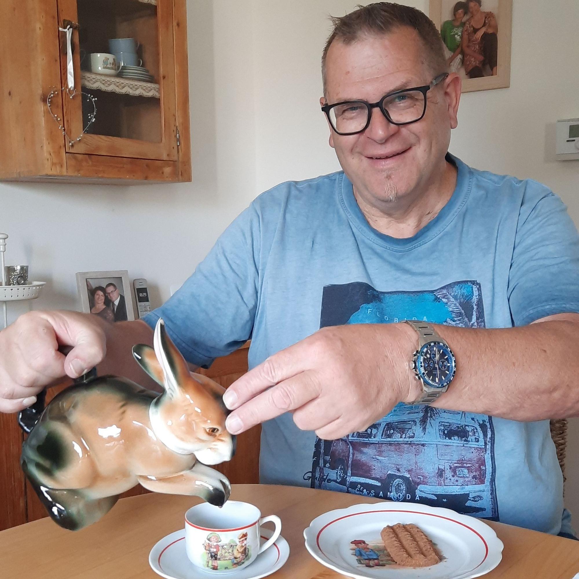 Das Foto zeigt Stefan Feldhoff und seine Hasenkanne.