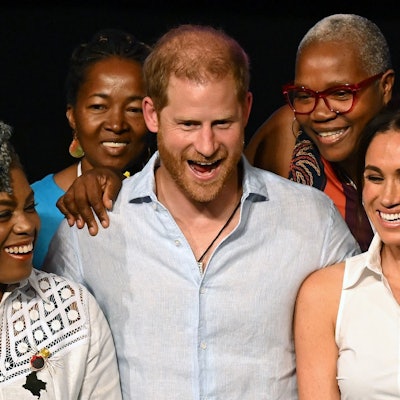 Herzogin Meghan und Prinz Harry lachen mit der Erziehungsministerin Aurora Vergara von Kolumbien.