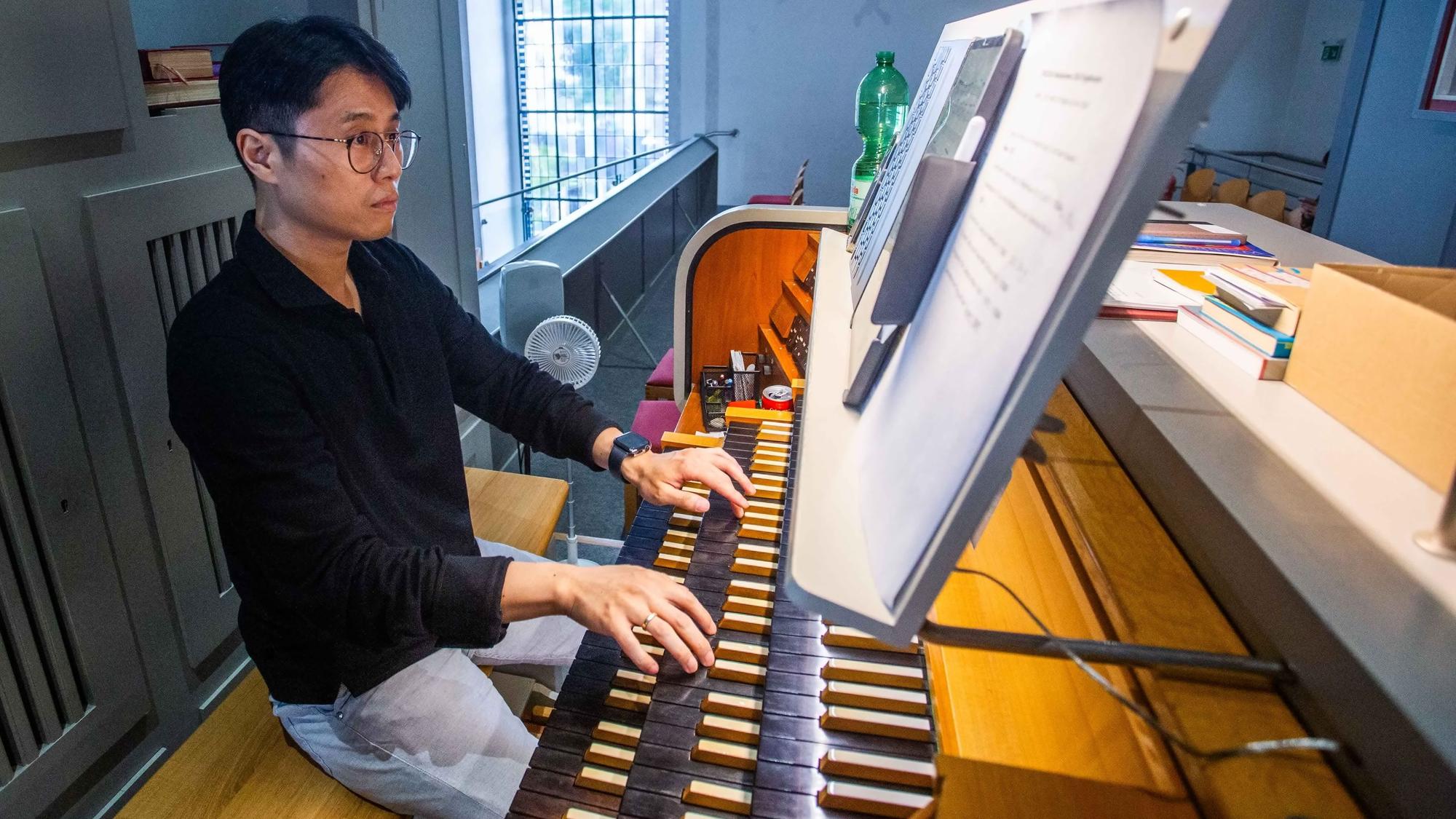Ungewohnte Klänge entlocke Kantor Doo-Jin Park der Kreienbrink-Orgel in der Waldbröler Stadtkirche zum Auftakt des „Musiksommers“.