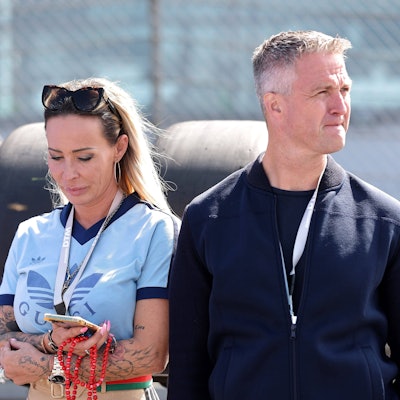 Cora Schumacher und Ralf Schumacher stehen nebeneinander und blicken kritisch in entgegengesetzte Richtungen.