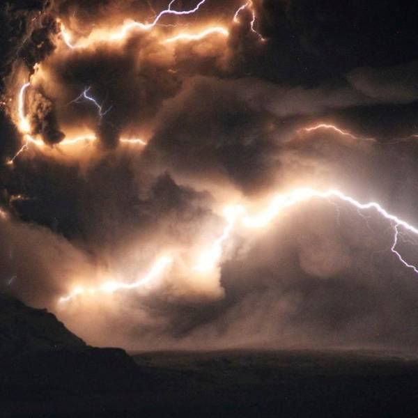 Rauchwolken und Blitze sind über dem Vulkan Schiwelutsch auf der Halbinsel Kamtschatka zu sehen.