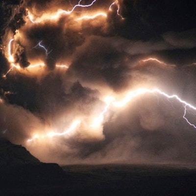 Rauchwolken und Blitze sind über dem Vulkan Schiwelutsch auf der Halbinsel Kamtschatka zu sehen.