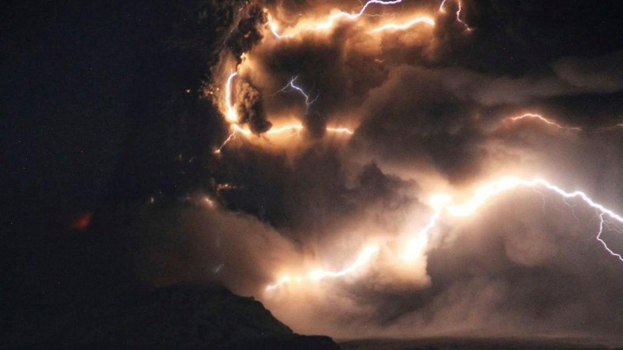 Rauchwolken und Blitze sind über dem Vulkan Schiwelutsch auf der Halbinsel Kamtschatka zu sehen.