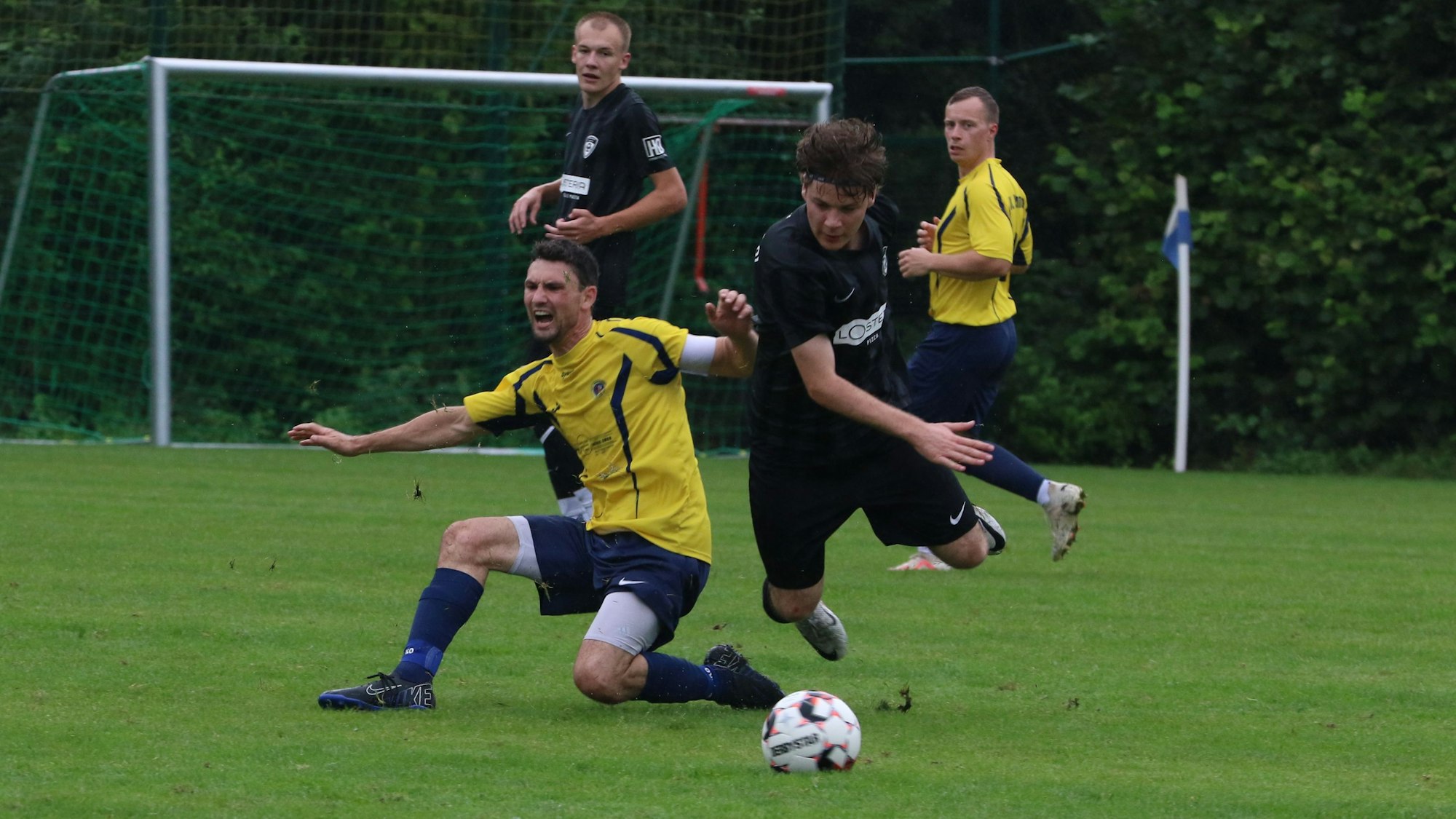 Das Bild zeigt das Duell zwischen Schneider und Riße. Letztgenannter landet unsanft auf dem Rasen.