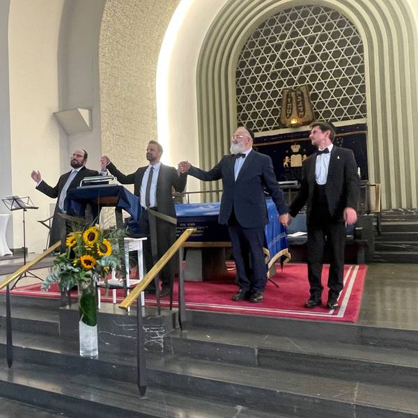 Die Kantoren Mordechaj Tauber (l.), Yonatan Amrani und Baruch Chauskin mit Roman Salyutov.