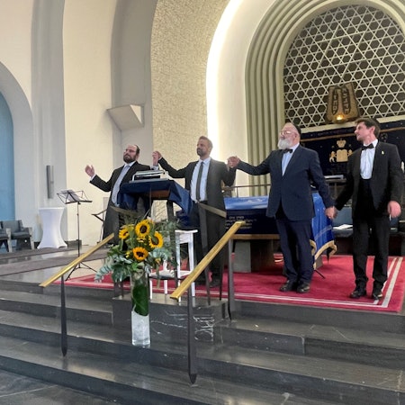 Die Kantoren Mordechaj Tauber (l.), Yonatan Amrani und Baruch Chauskin mit Roman Salyutov.