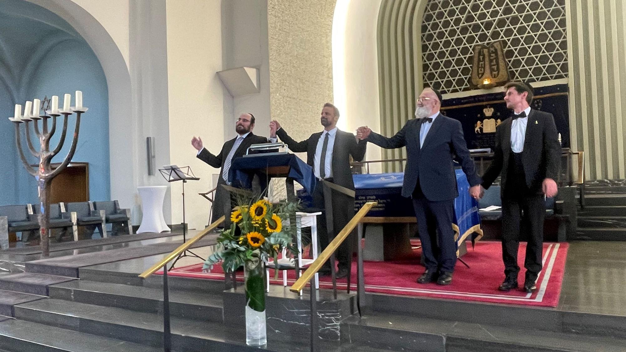 Die Kantoren Mordechaj Tauber (l.), Yonatan Amrani und Baruch Chauskin mit Roman Salyutov.