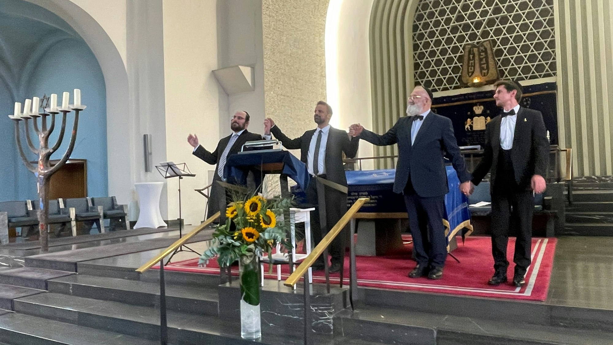 Die Kantoren Mordechaj Tauber (l.), Yonatan Amrani und Baruch Chauskin mit Roman Salyutov.