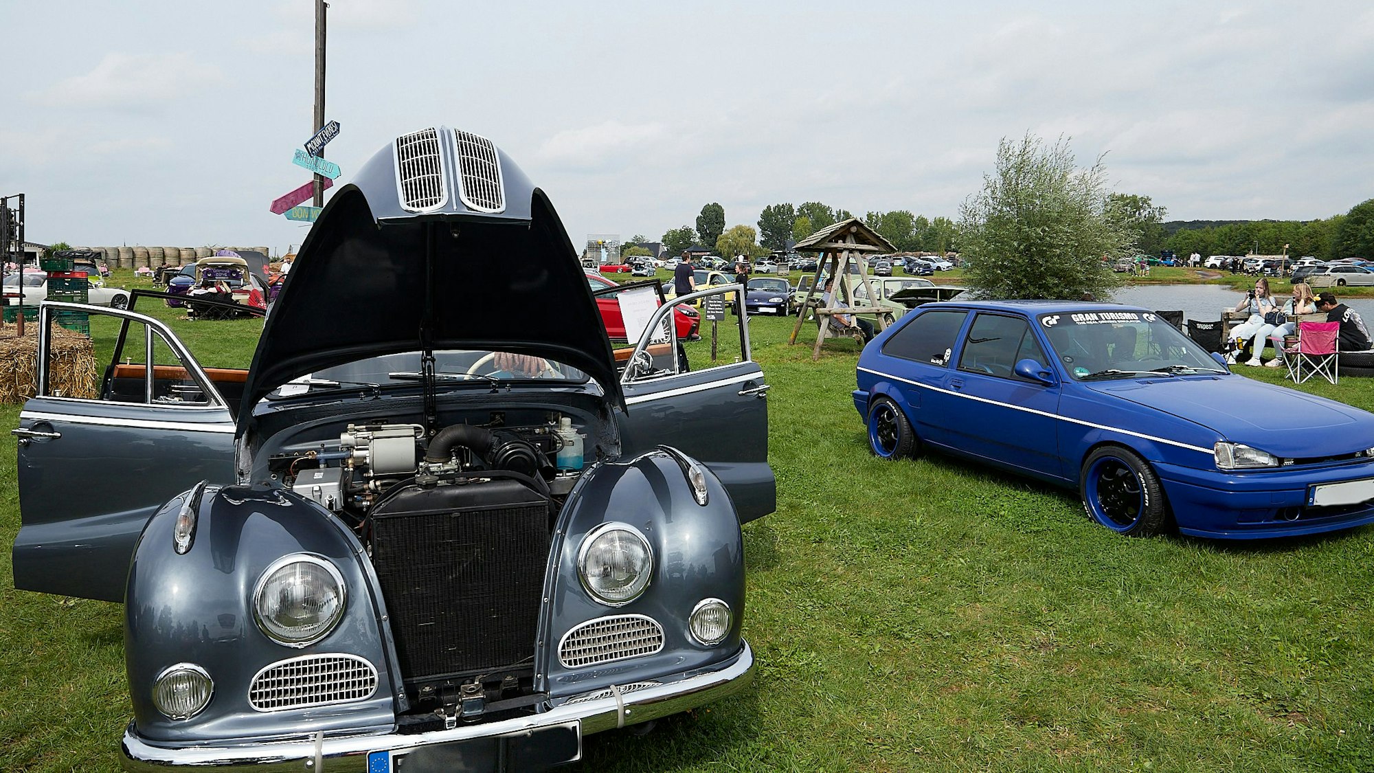 Aus verschiedenen Automobil-Epochen waren die Fahrzeuge, die beim dem Treffen präsentiert wurden.