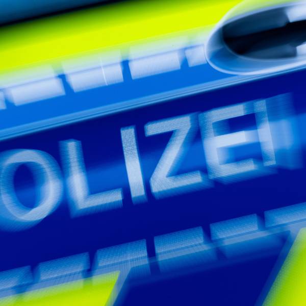 Der Schriftzug „Polizei“ ist auf einem Einsatzfahrzeug zu sehen.