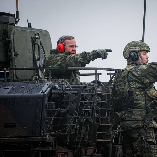 ARCHIV - 26.01.2023, Sachsen-Anhalt, Möckern: Boris Pistorius (SPD), Bundesminister der Verteidigung, steht mit einem Soldaten bei seinem Antrittsbesuch bei der Bundeswehr auf dem Truppenübungsplatz Altengrabow in einem Puma-Schützenpanzer. (zu dpa: «Lindner kontert Pistorius in Diskussion um Verteidigungsetat») Foto: Kay Nietfeld/dpa +++ dpa-Bildfunk +++