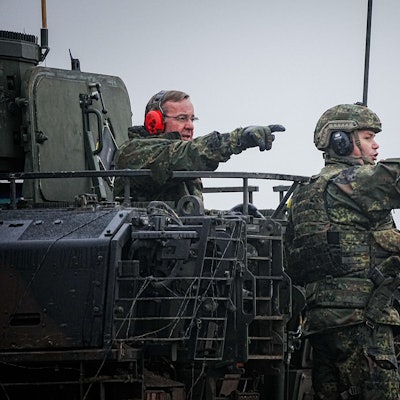 ARCHIV - 26.01.2023, Sachsen-Anhalt, Möckern: Boris Pistorius (SPD), Bundesminister der Verteidigung, steht mit einem Soldaten bei seinem Antrittsbesuch bei der Bundeswehr auf dem Truppenübungsplatz Altengrabow in einem Puma-Schützenpanzer. (zu dpa: «Lindner kontert Pistorius in Diskussion um Verteidigungsetat») Foto: Kay Nietfeld/dpa +++ dpa-Bildfunk +++