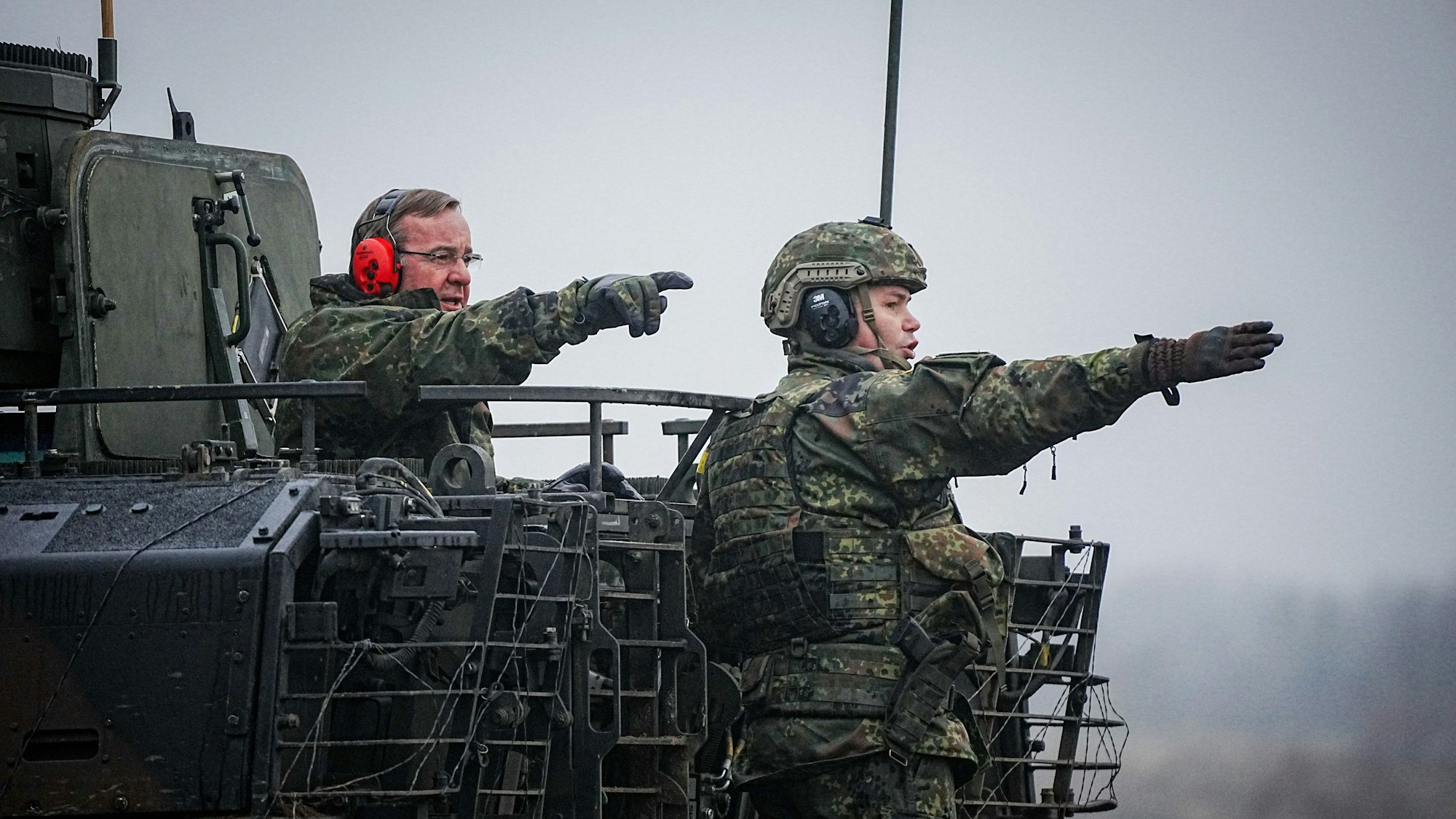 ARCHIV - 26.01.2023, Sachsen-Anhalt, Möckern: Boris Pistorius (SPD), Bundesminister der Verteidigung, steht mit einem Soldaten bei seinem Antrittsbesuch bei der Bundeswehr auf dem Truppenübungsplatz Altengrabow in einem Puma-Schützenpanzer. (zu dpa: «Lindner kontert Pistorius in Diskussion um Verteidigungsetat») Foto: Kay Nietfeld/dpa +++ dpa-Bildfunk +++