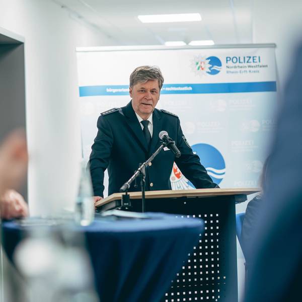Ein Polizist steht an einem Rednerpult.