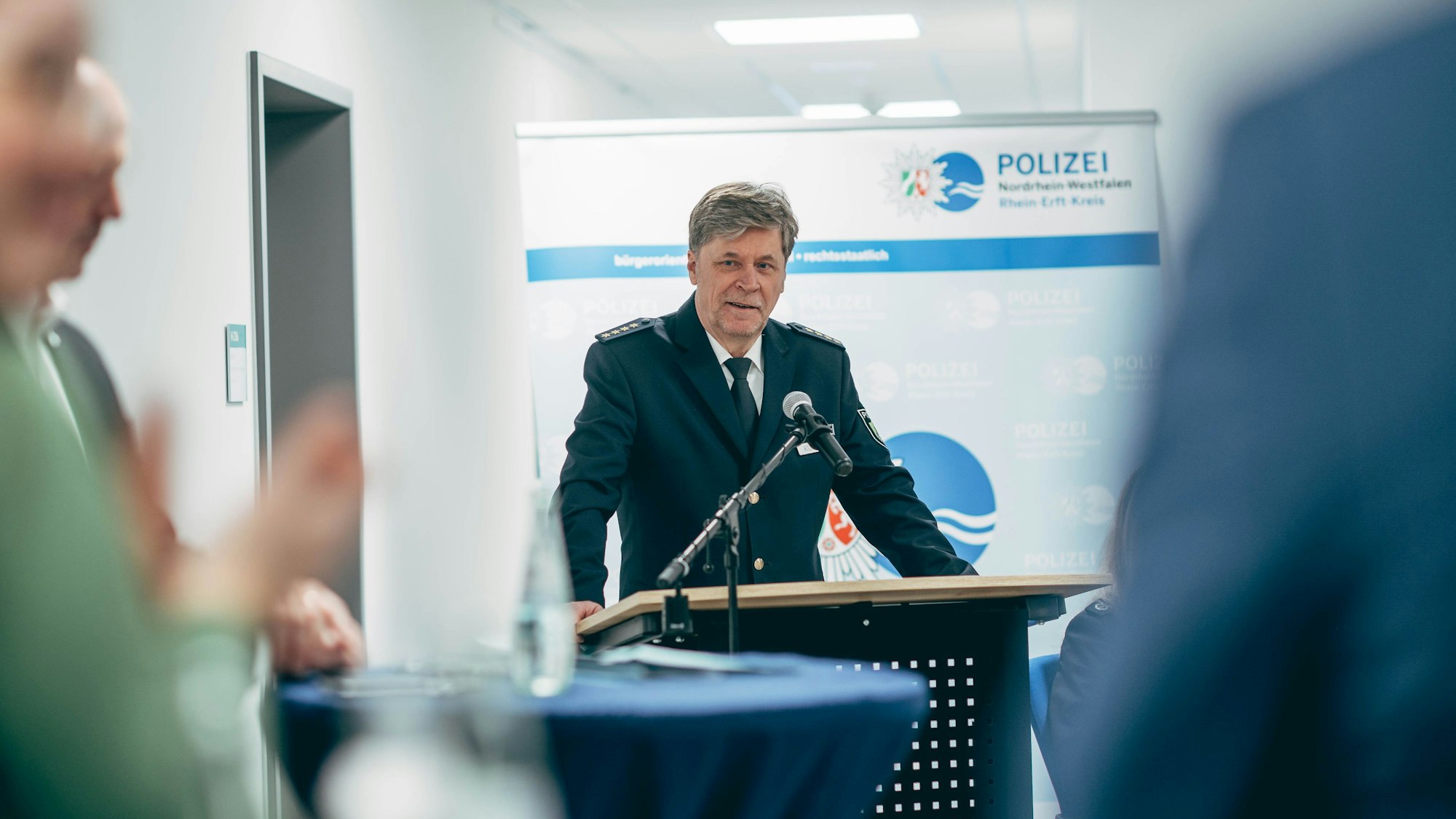 Ein Polizist steht an einem Rednerpult.