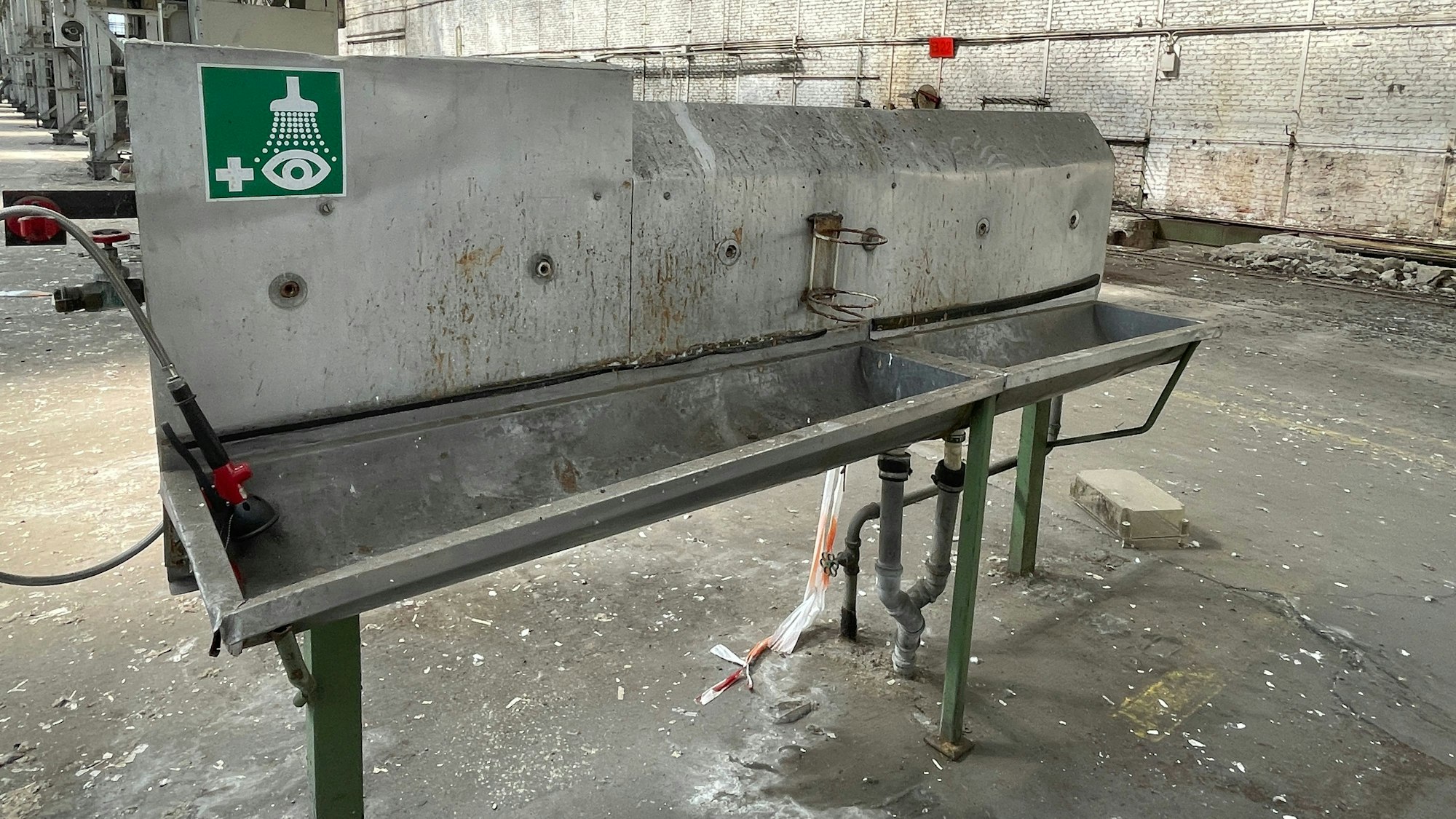 Ein Handwaschbecken wurde zurückgelassen.