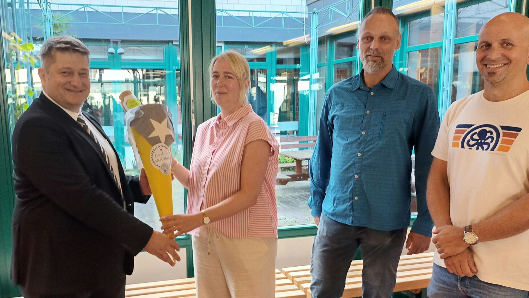 Drei Männer, eine Frau und eine kleine Schultüte