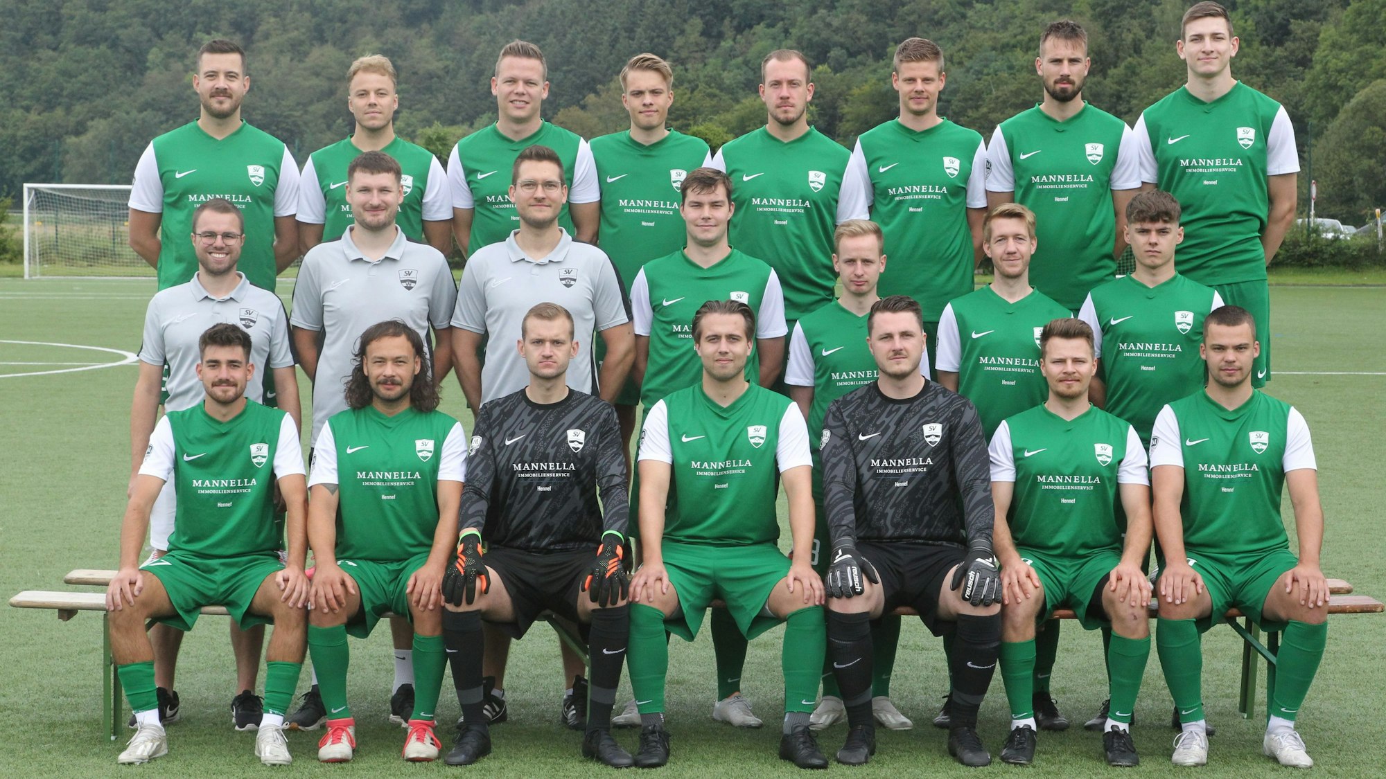 Max Rigauer (oben, von links), Oskar Sund, Kilian Sieling, Cedric Pirotte, Robin Rieger, Andreas Müller, Jonas Stoffer, Fabian Koch, Trainer Sascha Harnischmacher (Mitte, von links), Co-Trainer Christian Stobbe, Co-Trainer Jannick Schade, Victor Diehl, Dominik Küpper, Mike Echternach, Ben Blumenthal, Simon Hipke (unten, von links), Abel Feferman, David Lukas, Johannes Noppeney, Florian Börsch, Nick Stöcker und Thomas Röhrl vom SV Allner-Bödingen.