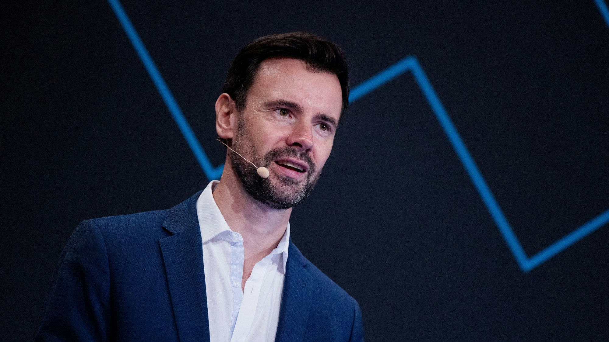 Felix Falk hat ein Mikrofon vor dem Mund