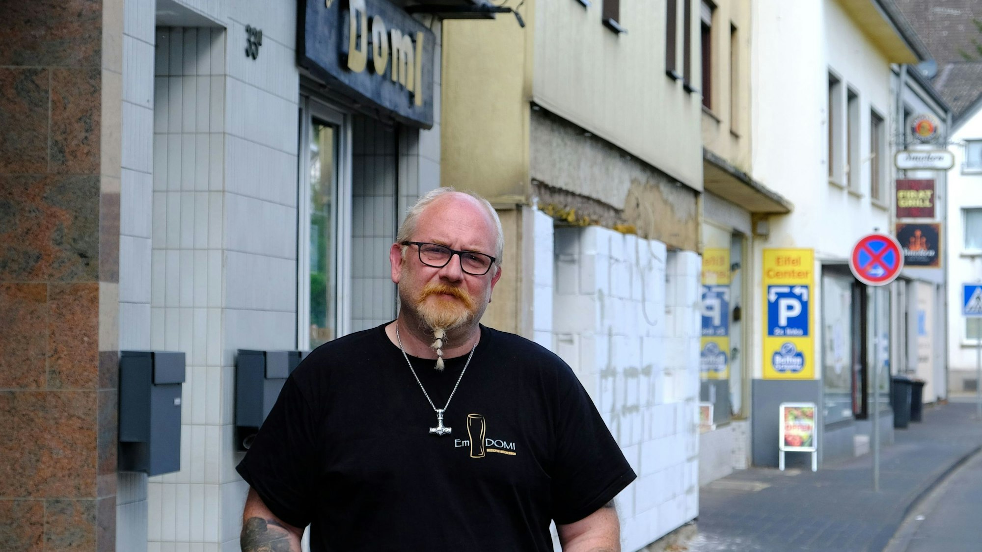 Jürgen Kastenholz steht vor seiner Musikkneipe Em Domi an der Turmhofstraße.