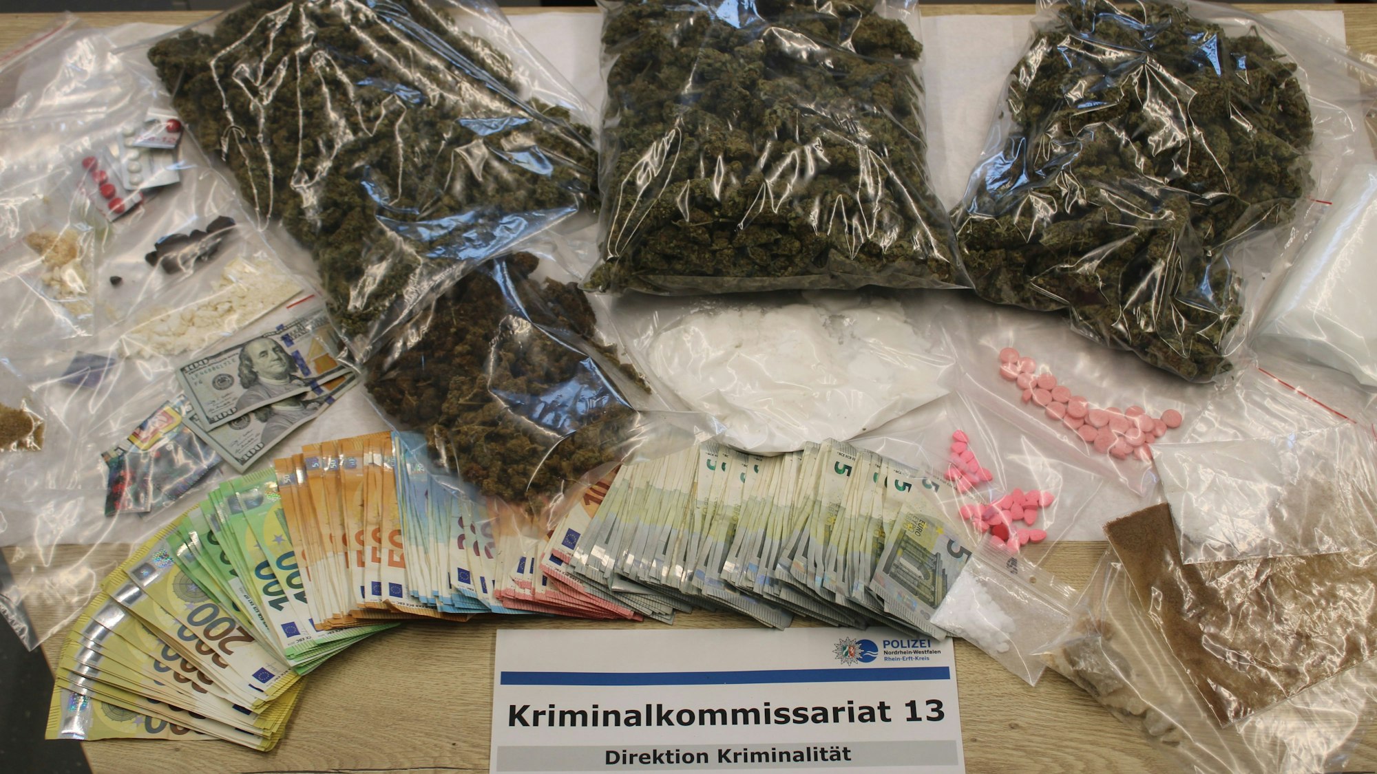 Auf einem Tisch liegen Drogen und Bargeld.