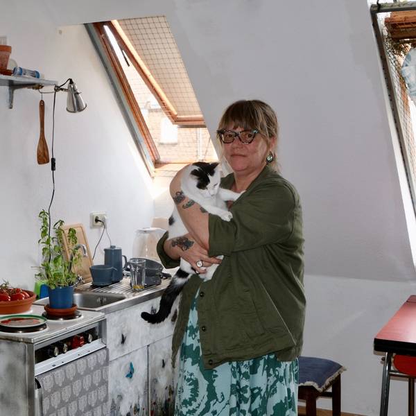 Bettina Isken mit ihrer Katze Trudi in ihrer kleinen Dachgeschosswohnung.