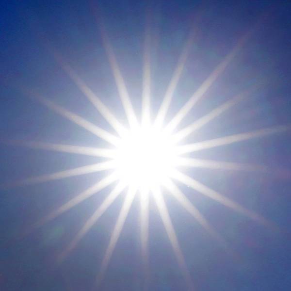 Die Sonne strahlt von einem wolkenlosen Himmel.