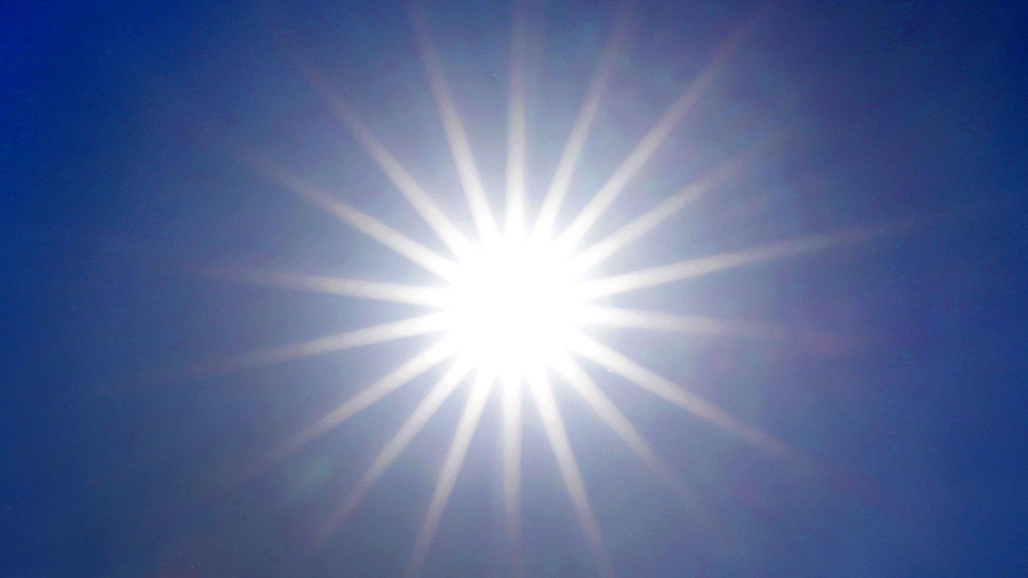 Die Sonne strahlt von einem wolkenlosen Himmel.