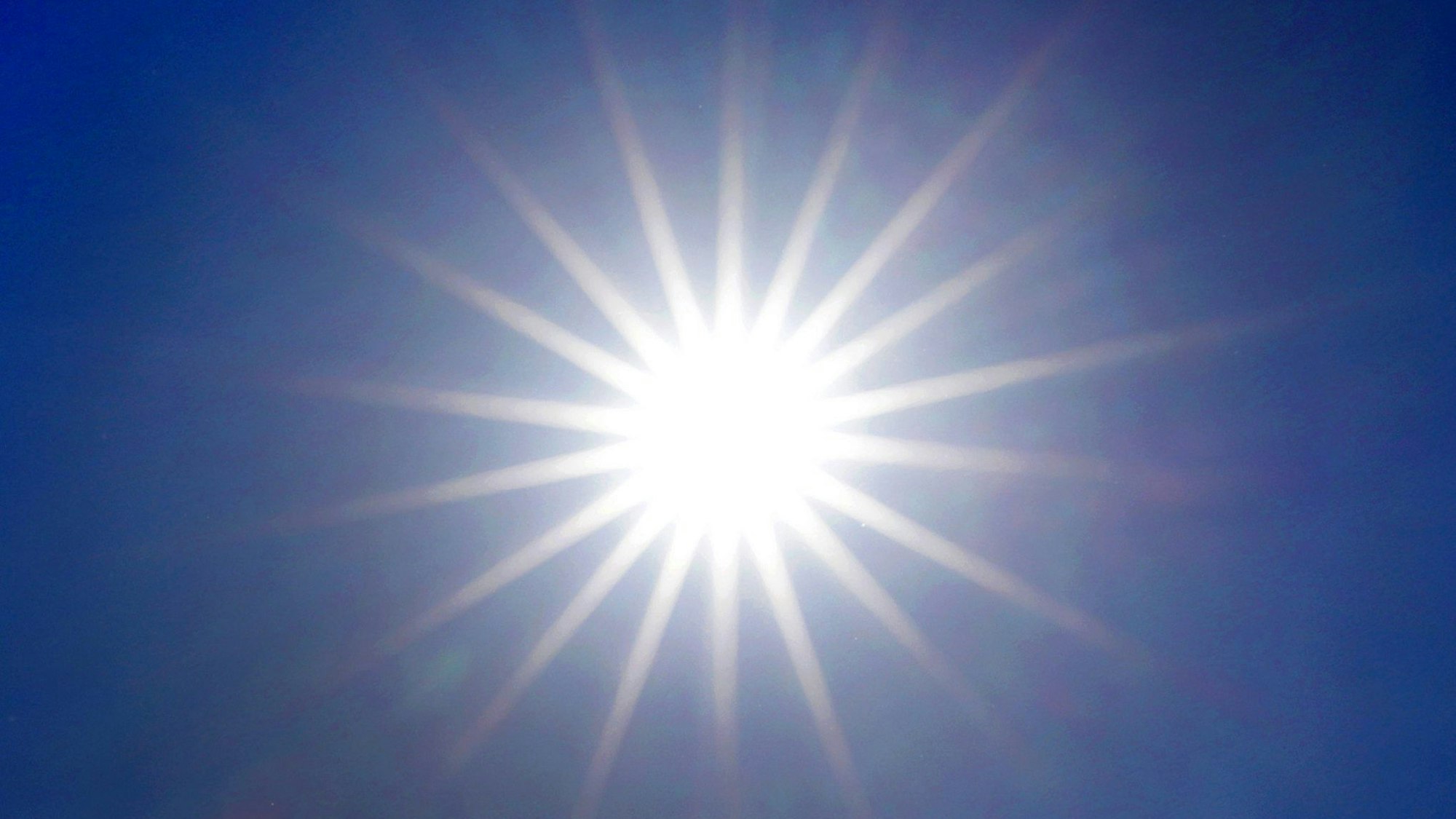 Die Sonne strahlt von einem wolkenlosen Himmel.