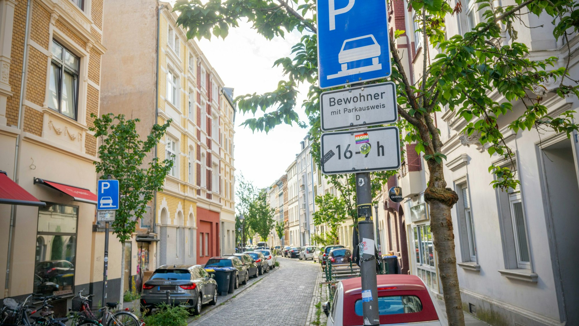 Auch in der Wolfstraße in der Nordstadt sind die Parkplätze nachts für Bewohner reserviert.
