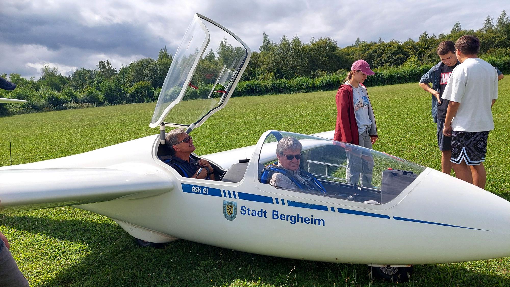 Zwei Männer sitzen in einem Segelflugzeug.