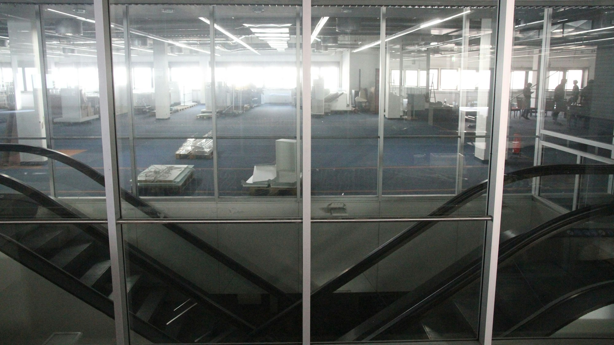 Zwei Rolltreppen hinter einer Glaswand