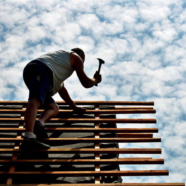 Ein Dachdecker arbeitet auf einer Baustelle.