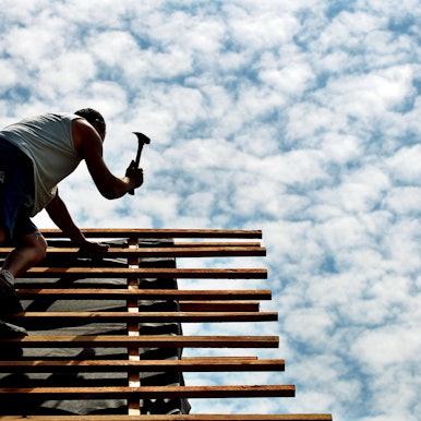 Ein Dachdecker arbeitet auf einer Baustelle.